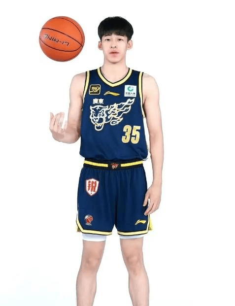 广州队新秀崭露头角，成为焦点，全场震撼的简单介绍