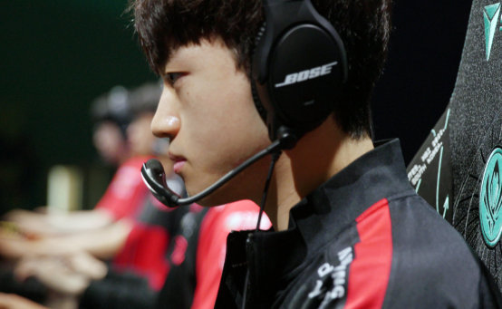 T1力克DFM，Keria极限生还后反打激烈交锋四强赛，成为赛场最大亮点