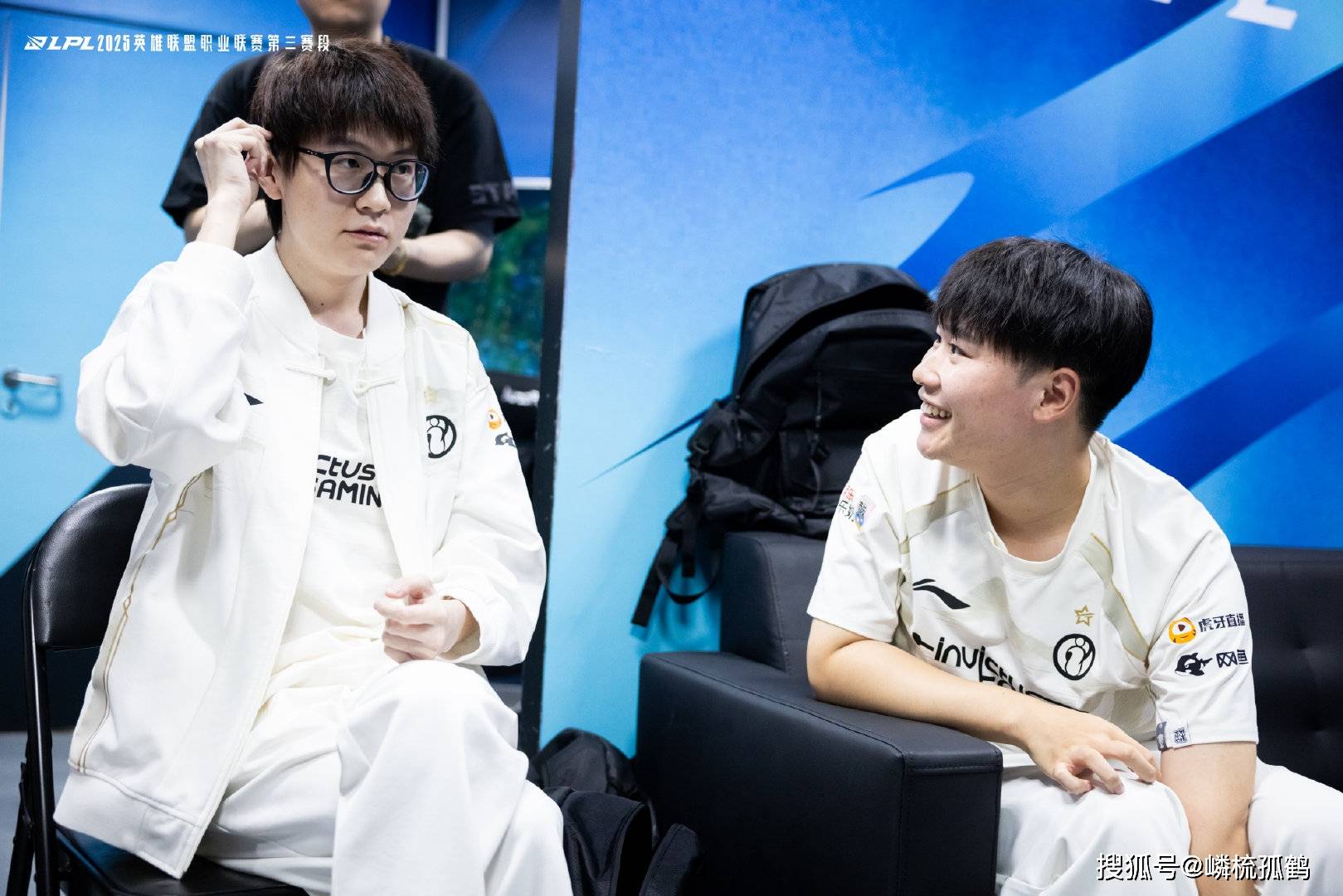 开云体育平台APP-SHR翻盘EDG，Inspired拿下关键大龙激烈交锋四强赛，锁定晋级资格