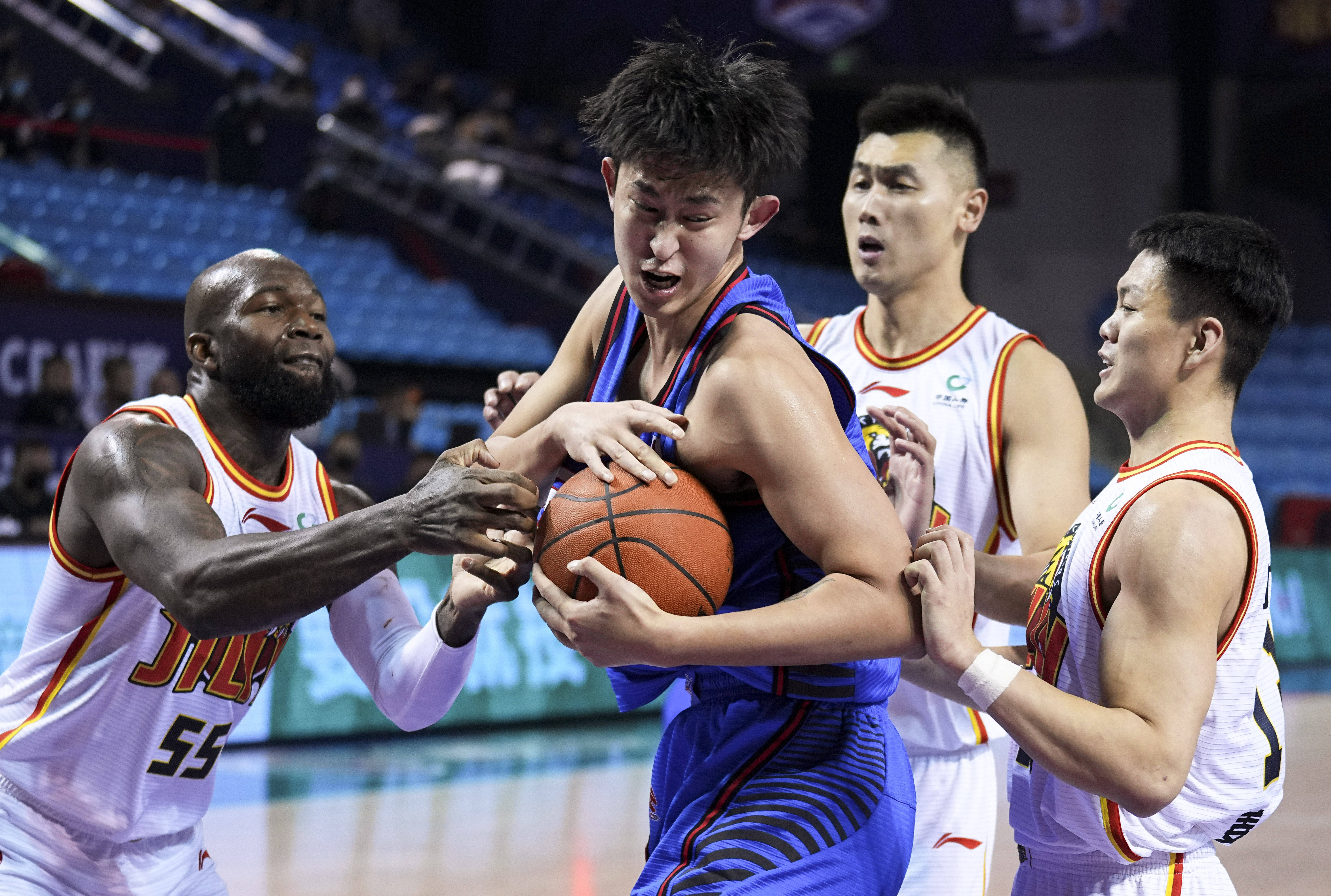 CBA赛事精彩瞬间盘点,年度回顾震撼登场 CBA赛事精彩瞬间盘点,年度回顾震撼登场