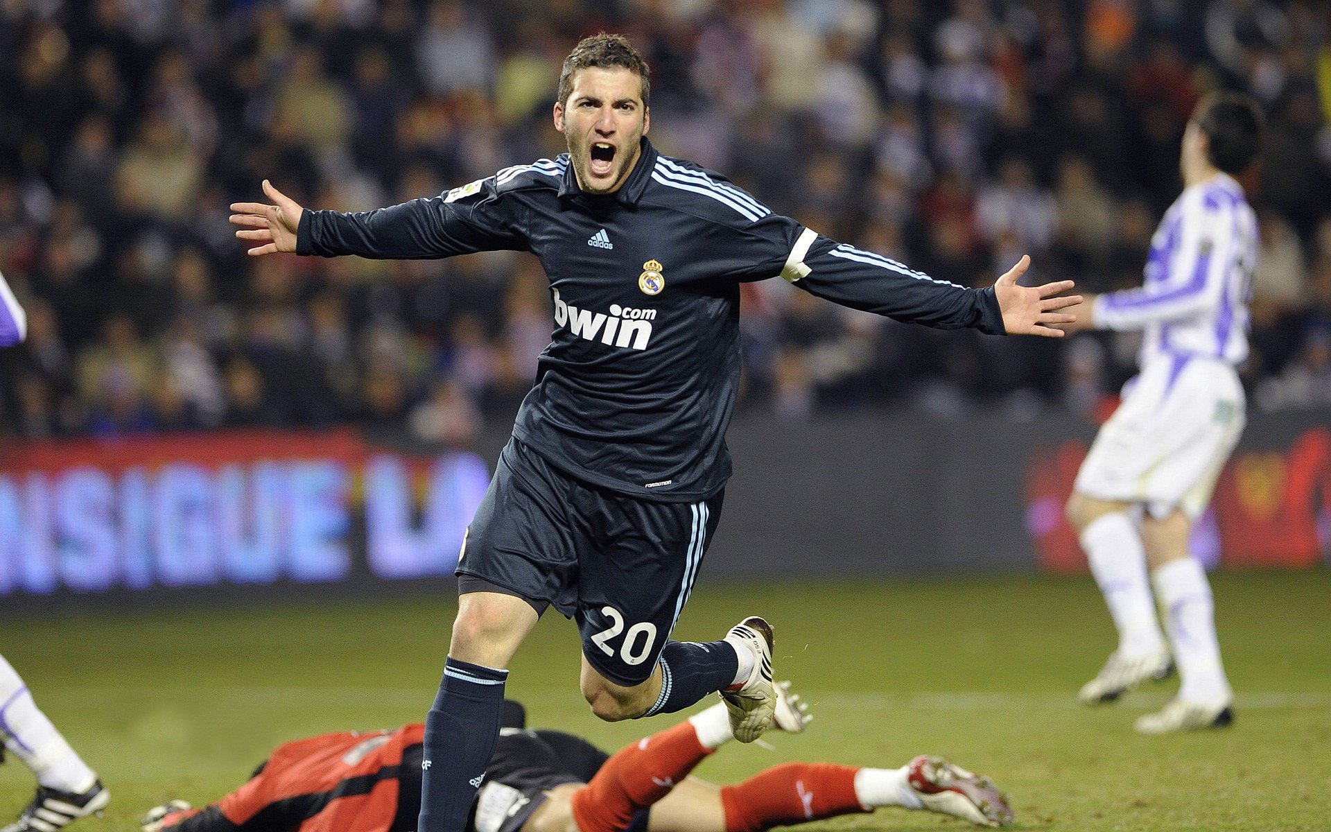 神级扑救！库尔图瓦一夫当关，切尔西力克曼联重返前四